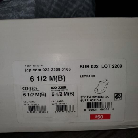 Olsenboye size 6.5 women's leopard print platform heels - Picture 4 of 4